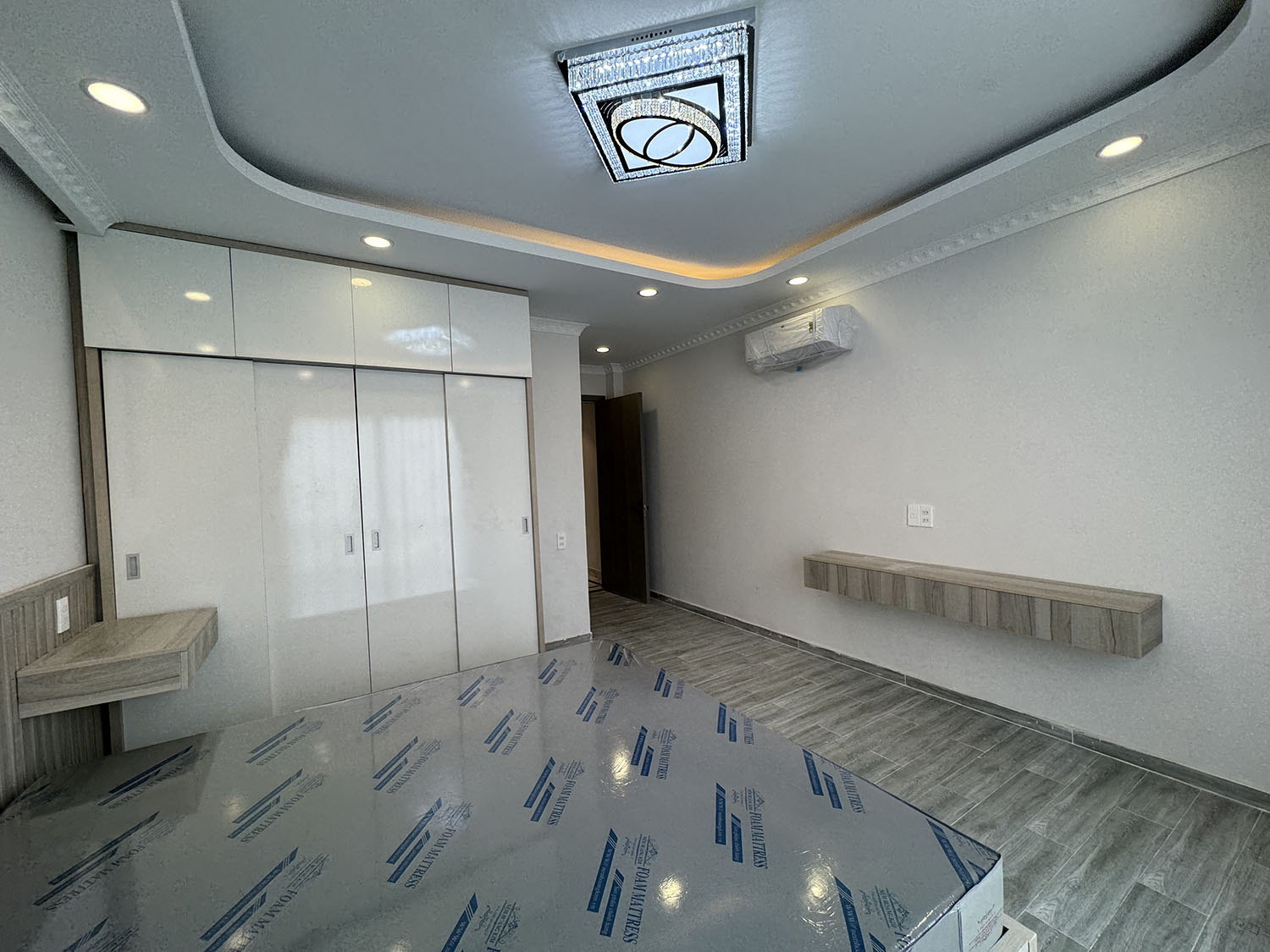 Nhà phố mới 100%, DTKV: 4mx12,5m, vuông, 4 tầng, full nội thất, hẻm xe hơi khu Vip NGUYỄN VĂN TRỖI